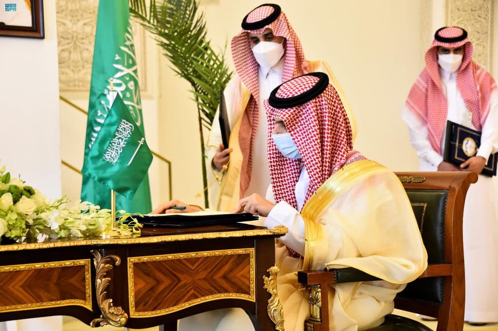 وزير الخارجية الأمير فيصل بن فرحان بن عبدالله يوقع