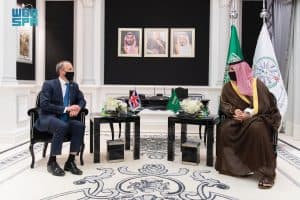 نائب وزير الدفاع يلتقي بوزير خارجية بريطانيا