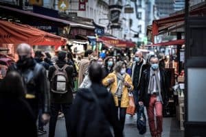 فرنسا تلغي إلزامية وضع الكمامات في الخارج وحظر التجول