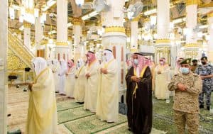 المصلون يؤدون صلاة عيد الأضحى المبارك في المسجد النبوي