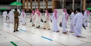 ضيوف الرحمن يتوافدون إلى المسجد الحرام لأداء طواف الوداع