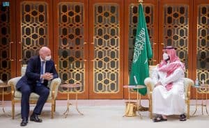 ولي العهد يلتقي رئيسي الاتحادين الدولي والأفريقي