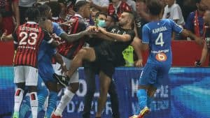 توقف مباراة نيس ومرسيليا بعد اقتحام الجماهير أرض الملعب