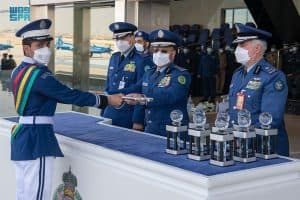 رئيس الأركان يرعى حفل تخريج الدفعة (100) من طلبة كلية الملك فيصل الجوية