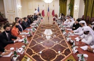 وزير الخارجية الأميركي يجري محادثات في الدوحة حول الأزمة الأفغانية