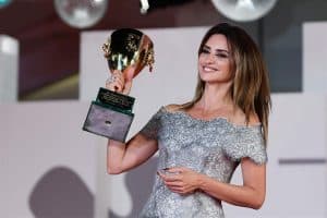 فوز بينيلوبي كروز بجائزة أفضل ممثلة في مهرجان البندقية السينمائي