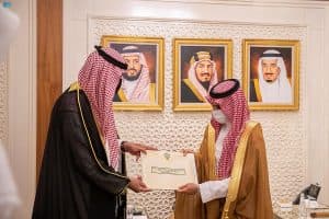 ولي العهد يتلقى رسالتين خطيتين من ولي عهد الكويت ونائب رئيس مجلس الوزراء