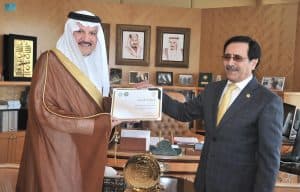 سفير المملكة لدى مصر يتسلم جائزة التميز الحكومي العربي لهيئة الغذاء والدواء