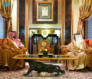 ملك البحرين يستقبل الأمير تركي بن محمد بن فهد
