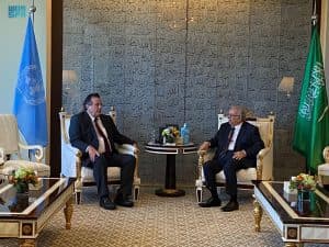 السفير المعلمي يلتقي بالمنسق الأممي المقيم منسق الشؤون الإنسانية في اليمن