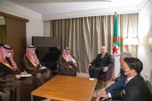 وزير الخارجية يلتقي وزير المالية في الجزائر