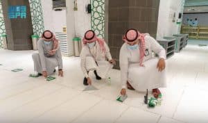 شؤون الحرمين تزيل ملصقات التباعد الجسدي من جميع المواقع بالمسجد الحرام