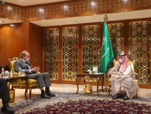 وزير الخارجية يلتقي منسق الاتحاد الأوروبي بشأن المحادثات النووية مع إيران