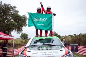 يزيد الراجحي يهدي السعودية كأس العالم للراليات الكروس كانتري الباها