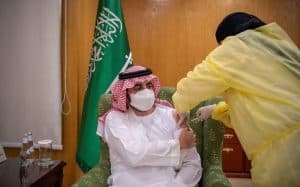 أمير الجوف يتلقى الجرعة التنشيطية الثالثة من لقاح فيروس “كورونا”