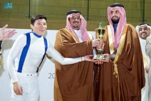 أمير منطقة الرياض بالنيابة يسلّم كأس الأمير محمد بن سعود الكبير “كأس الوفاء”