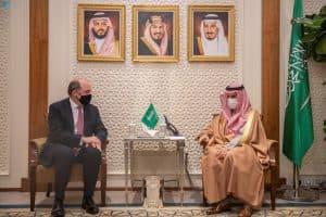 وزير الخارجية يستقبل وزير الدولة لشؤون الدفاع البريطاني
