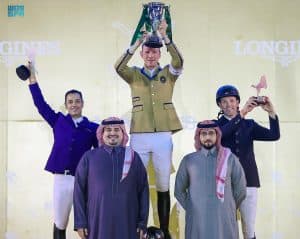 الأمير فهد بن جلوي يُتوج السويدي فريدريكسون بشوط “قفز السعودية”