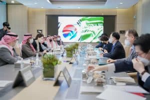 الخريف يبحث مع وزير التجارة والصناعة والطاقة الكوري مجالات التعاون وفرص الاستثمار