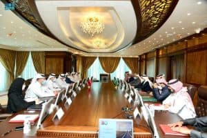 وزير النقل والخدمات اللوجستية يلتقي بوزير المواصلات في دولة قطر