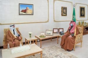 أمير الحدود الشمالية يستقبل رئيس مجلس هيئة الصحفيين السعوديين