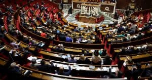 البرلمان الفرنسي يوافق على إقرار مشروع قانون شهادة التلقيح