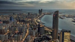 شرطة أبوظبي: انفجار 3 صهاريج في منطقة مصفح وحريق بسيط في منطقة الإنشاءات الجديدة بمطار أبوظبي