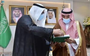 أمير نجران يستعرض تقريراً عن استعدادات تعليم المنطقة للعودة الحضورية للمراحل الأولية