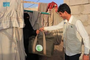 مركز الملك سلمان للإغاثة يوزع 1.135 حقيبة شتوية للمتضررين بمأرب