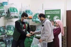 مركز الملك سلمان للإغاثة يوزع كسوة الشتاء على 3600 أسرة بالأردن