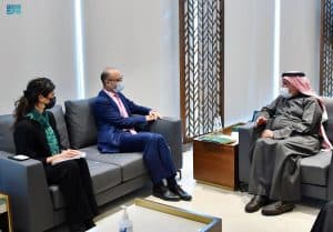 الدكتور الربيعة يلتقي السفير الفرنسي لدى اليمن