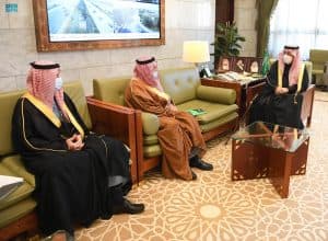 أمير الرياض يستقبل الرئيس التنفيذي لشركة مطارات القابضة
