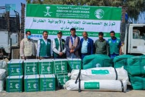 مركز الملك سلمان للإغاثة يدشن توزيع المساعدات الطارئة للمتضررين في مديرية حريب بمأرب