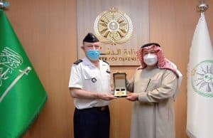 مساعد وزير الدفاع للشؤون التنفيذية يلتقي بمدير التطوير الدولي بالقوات المسلحة الفرنسية