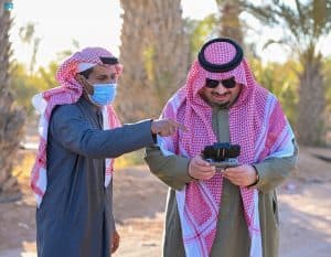 الأمير فيصل بن خالد بن سلطان يقف على مزرعة مواطن نجح في استنبات 15 نوعاً من النباتات البرية