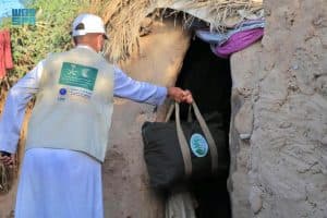 مركز الملك سلمان للإغاثة يوزع 600 حقيبة شتوية للمتضررين في مأرب