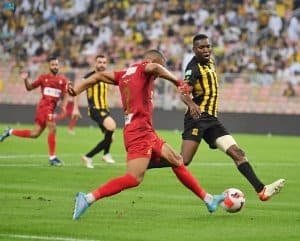 الاتحاد يتمسك بالصدارة بثنائية في مرمى ضمك