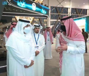 العيبان والمزيد يزوران جناح وزارة الداخلية بمعرض الدفاع العالمي