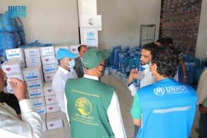 مركز الملك سلمان للإغاثة يوزع مواد إيوائية للنازحين بمحافظة الضالع