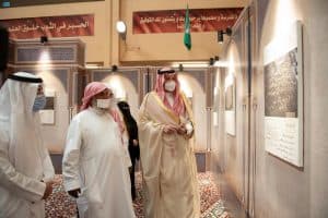 سمو أمير المدينة المنورة يفتتح “معرض النقوش الأثرية” بتعليم المنطقة