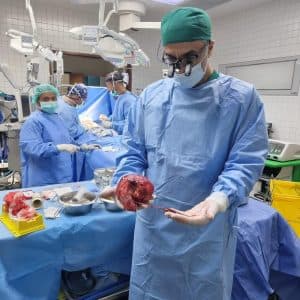 فريق طبي في مستشفى الملك سلمان ينجح في استئصال ورم من طفل