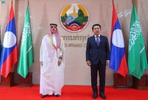 سمو وزير الخارجية يلتقي بوزير خارجية جمهورية لاوس