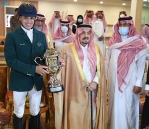 الأمير فيصل بن بندر يتوُّجُ الفائزين بكأس أمير منطقة الرياض لقفز الحواجز