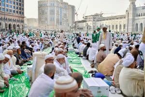 موائد إفطار الصائمين تعود إلى ساحات المسجد الحرام