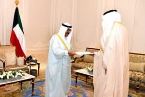 ولي عهد الكويت يتسلم كتاب استقالة الحكومة