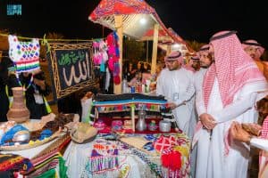 محافظ الوجه يزور فعاليات مهرجان ” كن منتجاً ” ويشيد بالتعاون المجتمعي