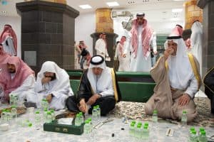 أمير مكة يشارك رجال الأمن طعام الإفطار في المسجد الحرام
