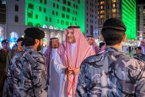 أمير المدينة المنورة يلتقي القيادات الأمنية ورجال الأمن بساحات المسجد النبوي