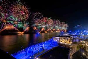 الألعاب النارية ترسم لوحة جمالية في سماء جدة