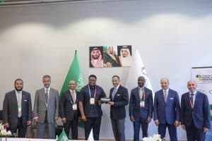 وزير الصناعة والثروة المعدنية يلتقي بعدد من الوزراء في جنوب أفريقيا خلال فعاليات مؤتمر التعدين الأفريقي